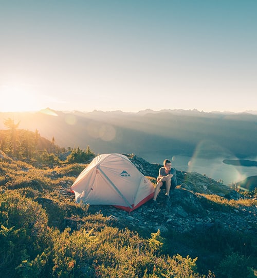 Man naast MSR tent