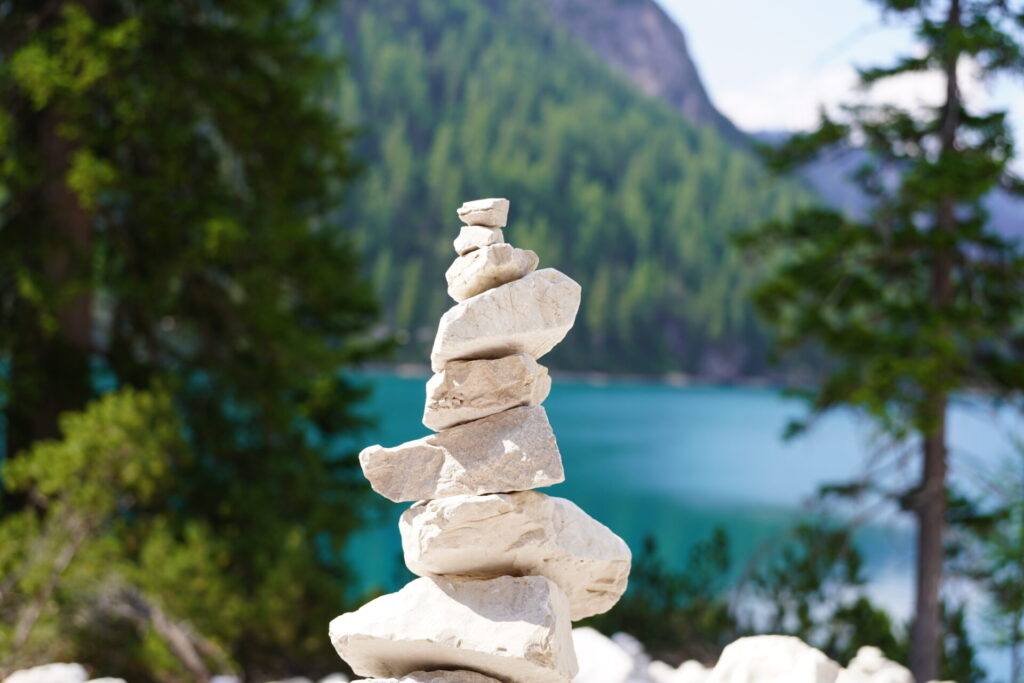 Pyramide van stenen in bos met water